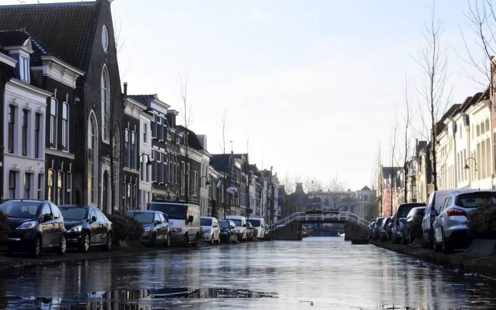 De Turfmarkt in Gouda. Het hoge waterpeil bedreigt de huizen in de binnenstad. beeld Theo Haerkens