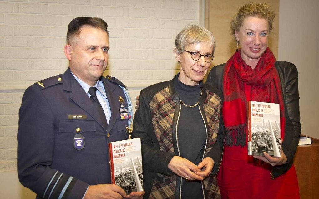 Het eerste exemplaar van de bundel ”Met het Woord onder de wapenen” werd gisteren overhandigd aan luitenant-generaal Emile van Duren (l.) en PThU-rector prof. dr. Mechteld Jansen (r.). Het boek beschrijft een eeuw protestantse geestelijke verzorging in de