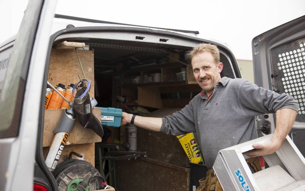 Henk Vos uit Staphorst heeft als zzp'er wel eens last van wanbetaling. beeld Jaco Hoeve