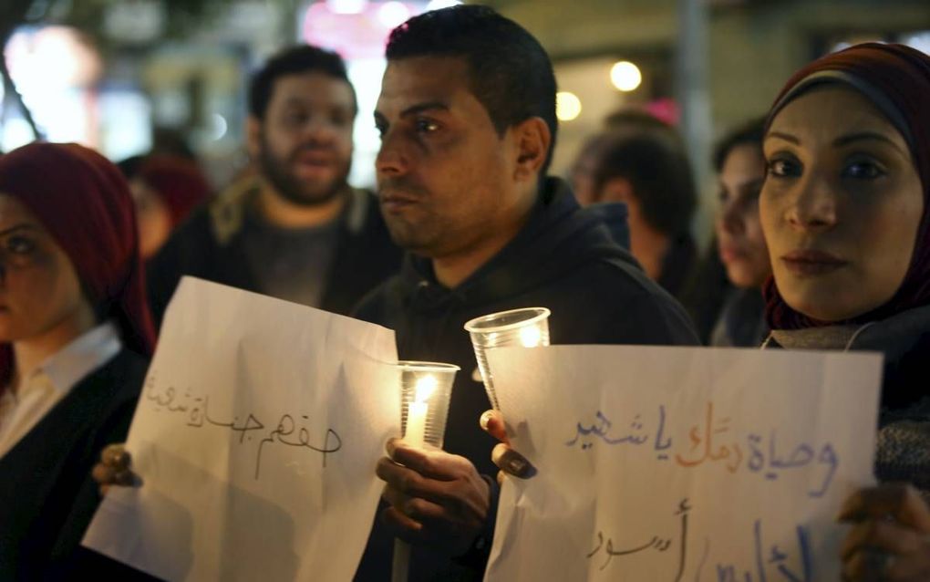 Egyptische christenen en moslims hielden woensdagavond een wake in Caïro, uit protest tegen de bomaanslag zondag. beeld EPA, Khaled Elfiqi