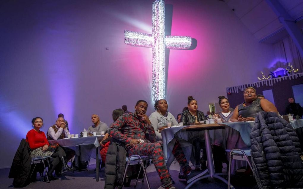 ROTTERDAM. Daklozen, al dan niet verslaafd, kregen gisteravond in de Rotterdamse Victory Outreach Kerk een Kerstdiner aangeboden. Noordzeevissers bakten vis voor de gasten. beeld Roel Dijkstra Persfotografie