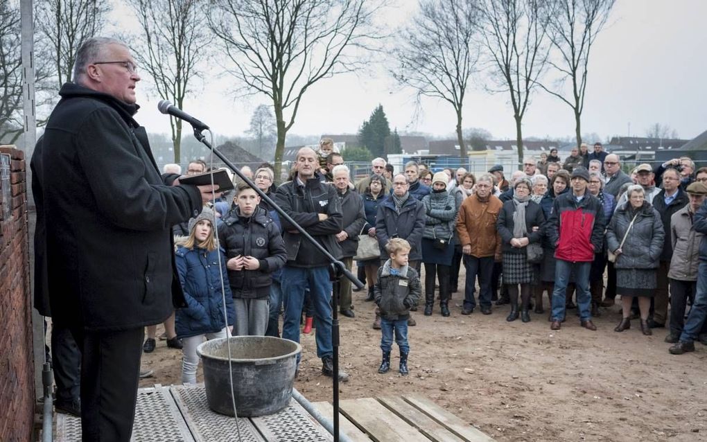 LUNTEREN. In Lunteren werd zaterdag de eerste steen gelegd voor de kerk van de hersteld hervormde gemeente. Op de foto ds. Joh. Post. beeld Niek Stam