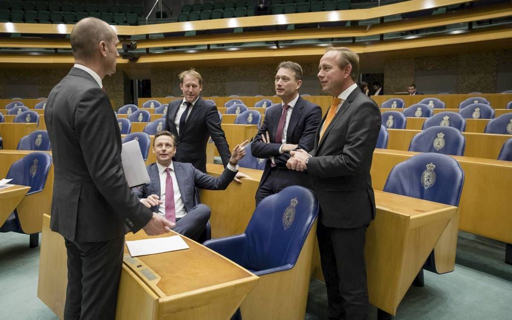 Een onderonsje van (v.l.n.r.) de Kamerleden Segers (CU), Ten Broeke (VVD), Verhoeven (D66), Zijlstra (VVD) en Van der Staaij (SGP) dinsdagavond tijdens het debat over de EU-top van vorige week. beeld ANP, Bart Maat