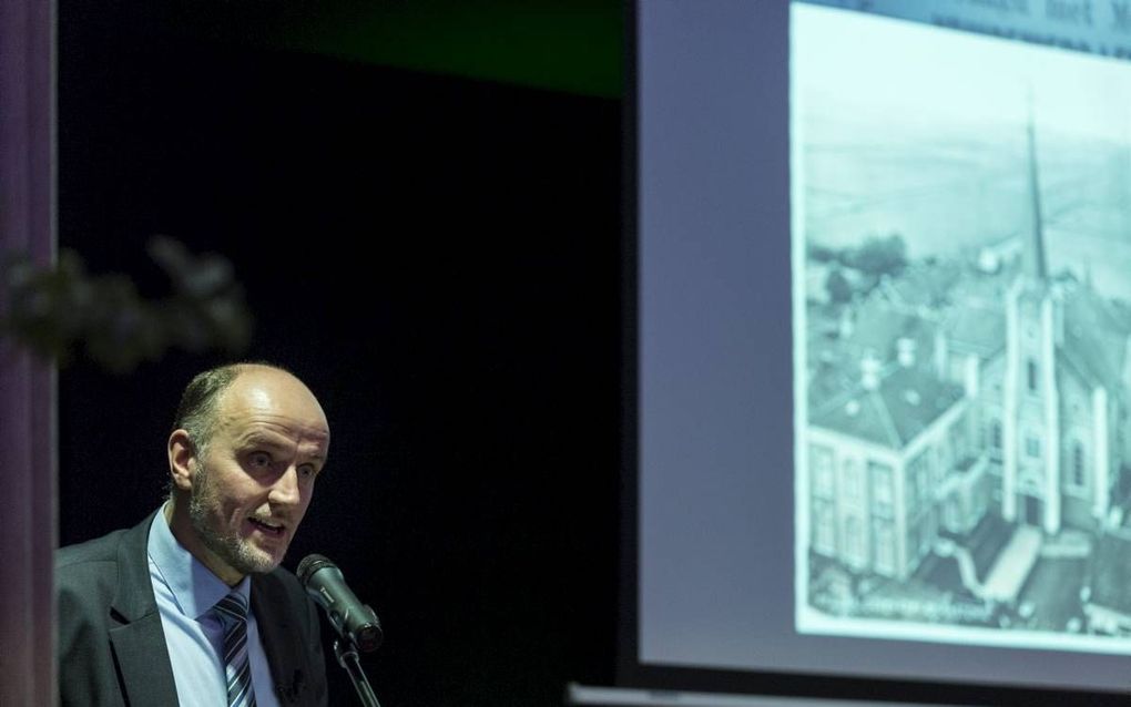 NIJKERK. In Nijkerk presenteerde prof. dr. H. van den Belt gisteravond het boek ”Geloofszekerheid” van de theoloog Herman Bavinck.   beeld André Dorst