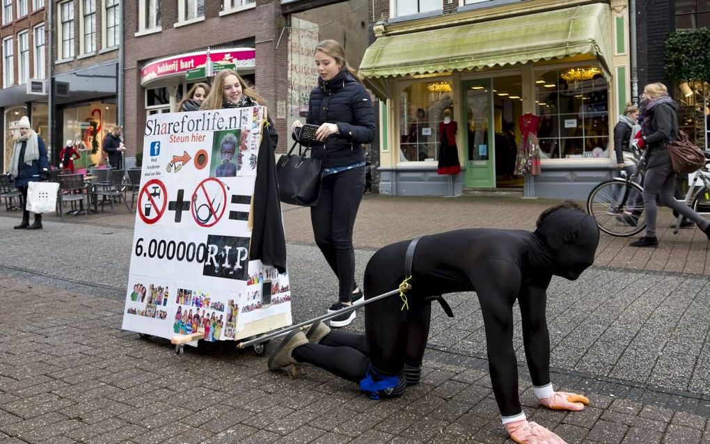 ZWOLLE. Zwollenaar Marc van der Vegte kruipt kilometer na kilometer door de winkelstraten in het centrum. Om zo geld in te zamelen voor de arme medemens.  beeld Ruud Ploeg Fotografie