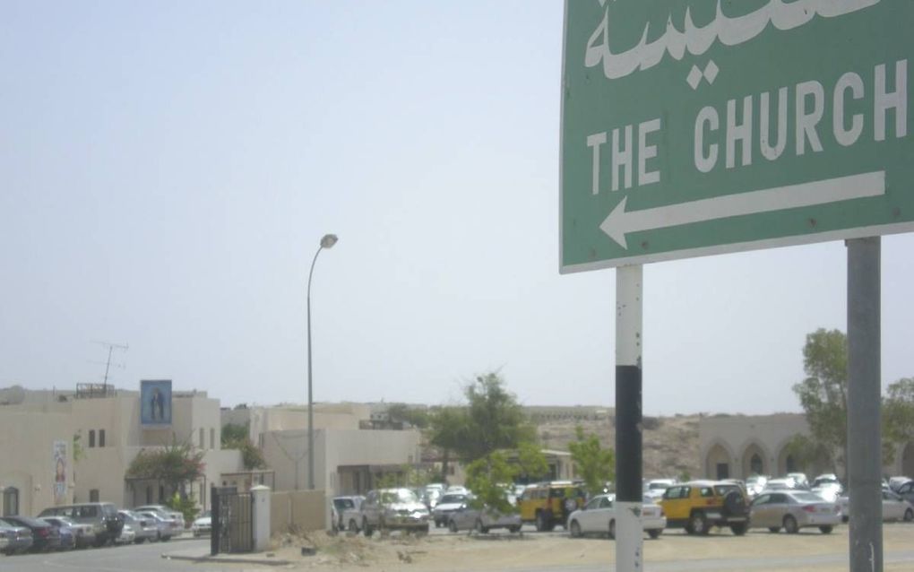 ”De Kerk” meldt een groen bord in het Engels en het Arabisch in het stadsdeel Ghala, in de Omaanse hoofdstad Muscat. Een grote witte pijl wijst naar een omheind complex met kerkgebouwen, vergaderruimtes en winkels. beeld Piscali