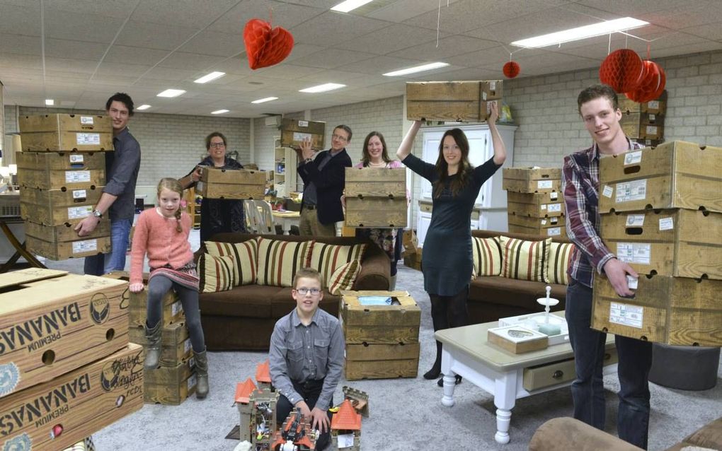 Na negen maanden in een leegstaand kantoorpand gewoond te hebben, verhuist familie Ruissen deze week naar hun nieuwe woning. V.l.n.r. Jorian, Lidy-anne, Corina, Marius, Erik, Elise, Cathinka en Hilco. beeld William Hoogteyling