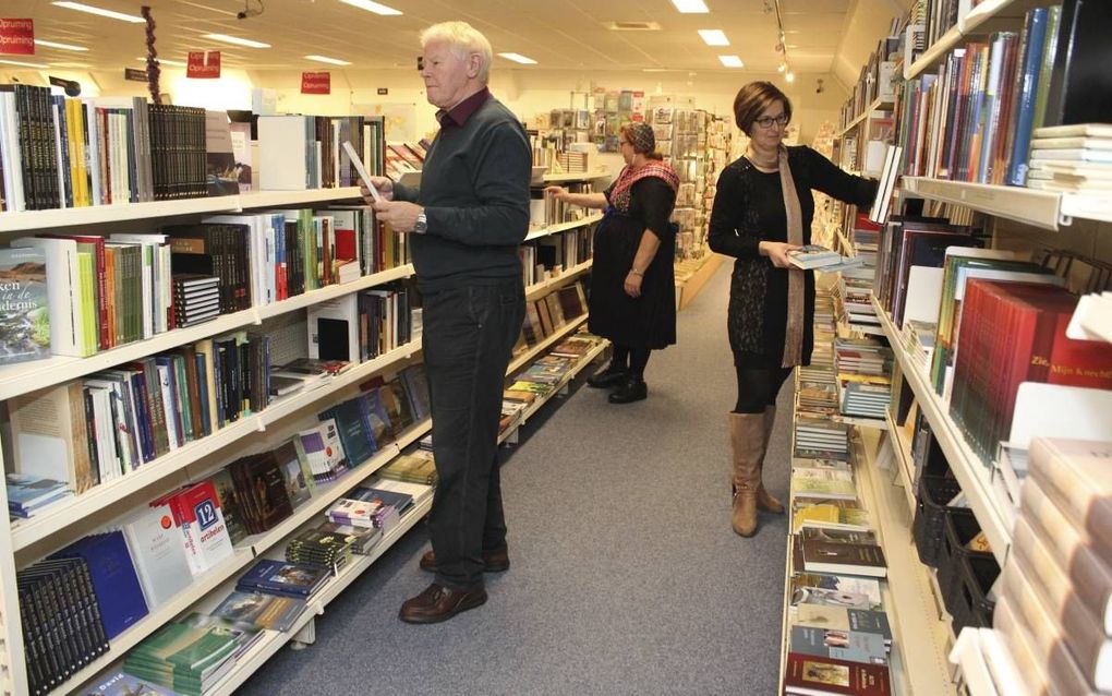 Eigenaar Klaas de Haan (l.), zijn vrouw (m.) en Bertha Brand in de ruime winkel in Staphorst. „We hebben extra personeel ingezet. Normaal maken we tussendoor schoon, maar dat lukt nu gewoon niet.” beeld Evert Barten