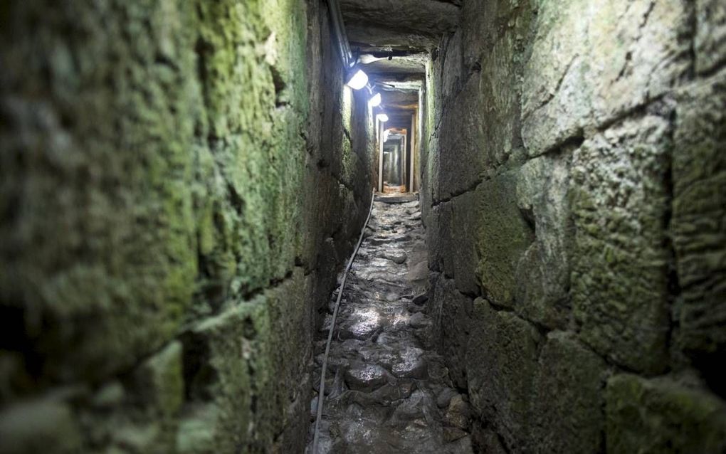 JERUZALEM. De Israëlische minister van cultuur, Miri Regev (r.), onthulde gisteren in Jeruzalem een bord met daarop de naam van een tweeduizend jaar oude onderaardse gang. De ”Pilgrims Way” is opgegraven door archeologen en gaat binnenkort open voor het p