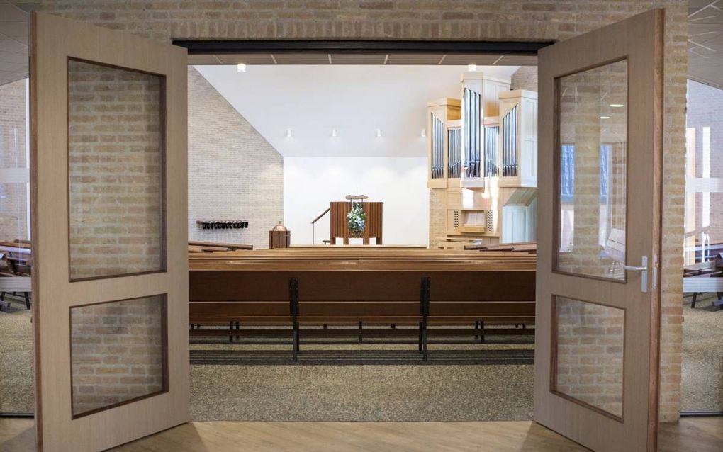 De kerkzaal van de gerenoveerde christelijke gereformeerde kerk in Ede is veel lichter geworden. beeld Niek Stam