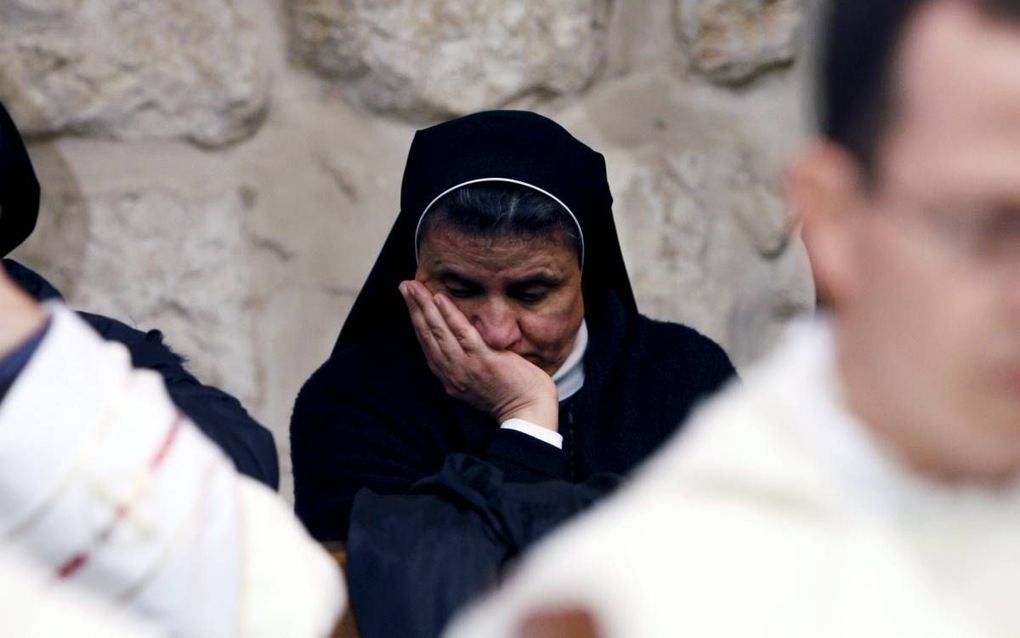 Christenen tijdens de Kerstnachtmis in de Geboortekerk in Bethlehem. De christelijke gemeenschap in en om de geboorteplaats van Christus krimpt gestaag. beeld EPA, Musa Al Shaer