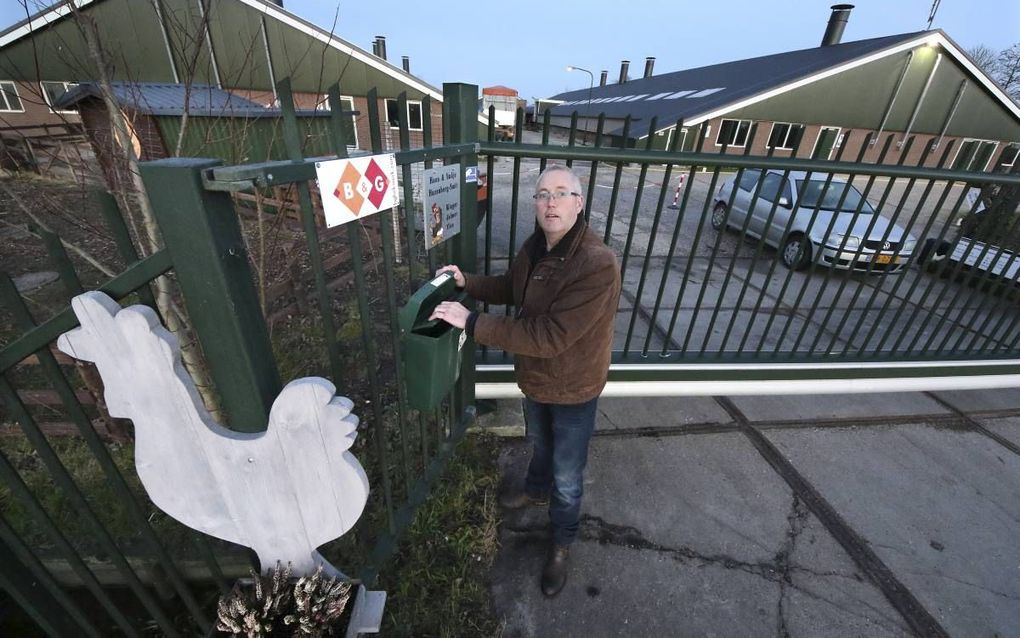 ABBEGA. De Friese pluimveehouder Hans Hazenberg, wiens bedrijf deze maand getroffen werd door vogelgriep, verwacht de stallen in het voorjaar weer met nieuwe kippen te bevolken. beeld Simon Bleeker