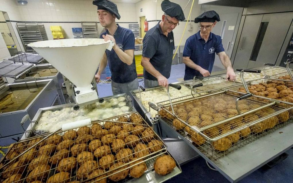 Oliebollen bakken bij Bakkerij Boender in Oud-Beijerland. beeld Roel Dijkstra