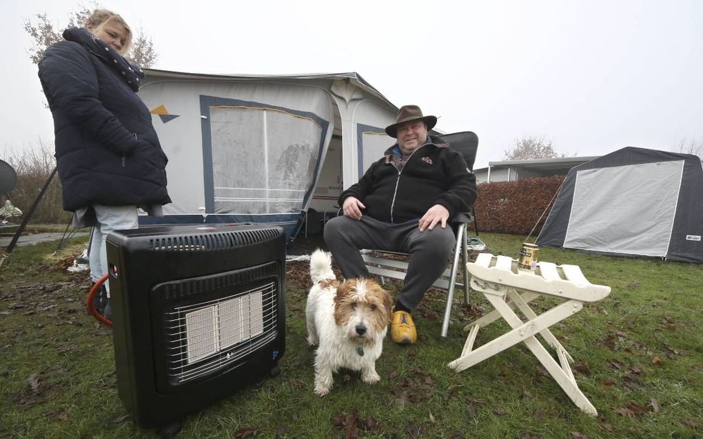 Ook op een koude winterdag vermaken Marlies van der Zanden en Henk Jan Boll zich prima op camping De Rakken in het Friese Woudsend.  beeld Simon Bleeker