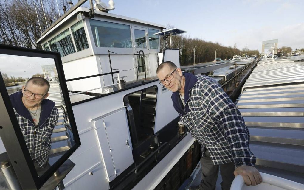 Schipper Marc Peters ligt stil door de stremming bij de stuw in Grave. beeld Vidiphoto