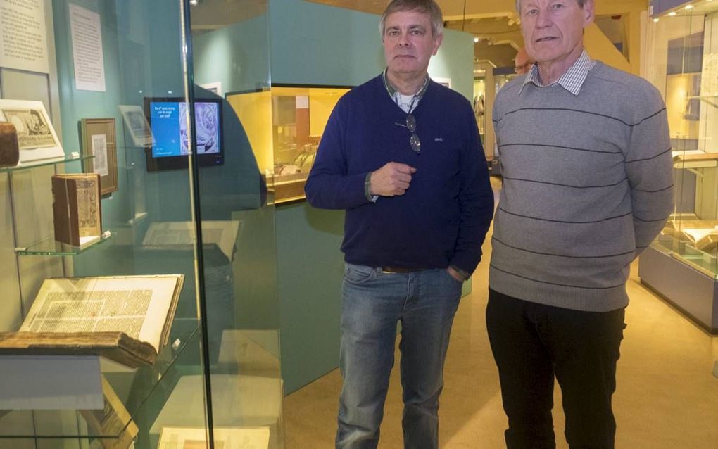 GOES. De Bijbelverzamelaars Otto van Middendorp (l.) en Henk de Korte (r.) hebben in het Historisch Museum de Bevelanden in Goes de tentoonstelling ”Het Boek der Boeken” ingericht.  beeld Dirk-Jan Gjeltema