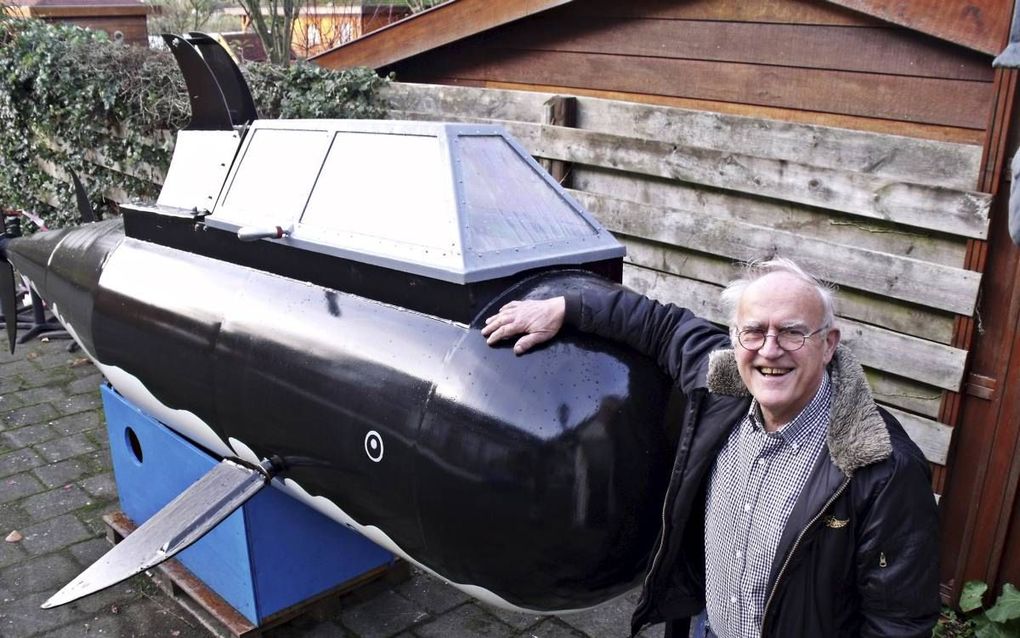 Ad Los uit Ridderkerk in zijn achtertuin bij zijn duikboot die hij eigenhandig bouwde. „Juli volgend jaar wil ik ermee kunnen gaan varen.” beeld Dick den Braber