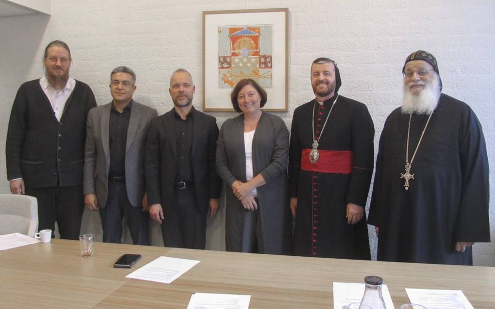 De leden van de curriculumcommissie van de orthodoxe ambtsopleiding aan de Vrije Universiteit, van links naar rechts: hoogleraar vader John Behr, dr. Yaser Ellethy (collega van de islamitische ambtsopleiding), vader dr. Michael Bakker, prof. dr. Joke van 