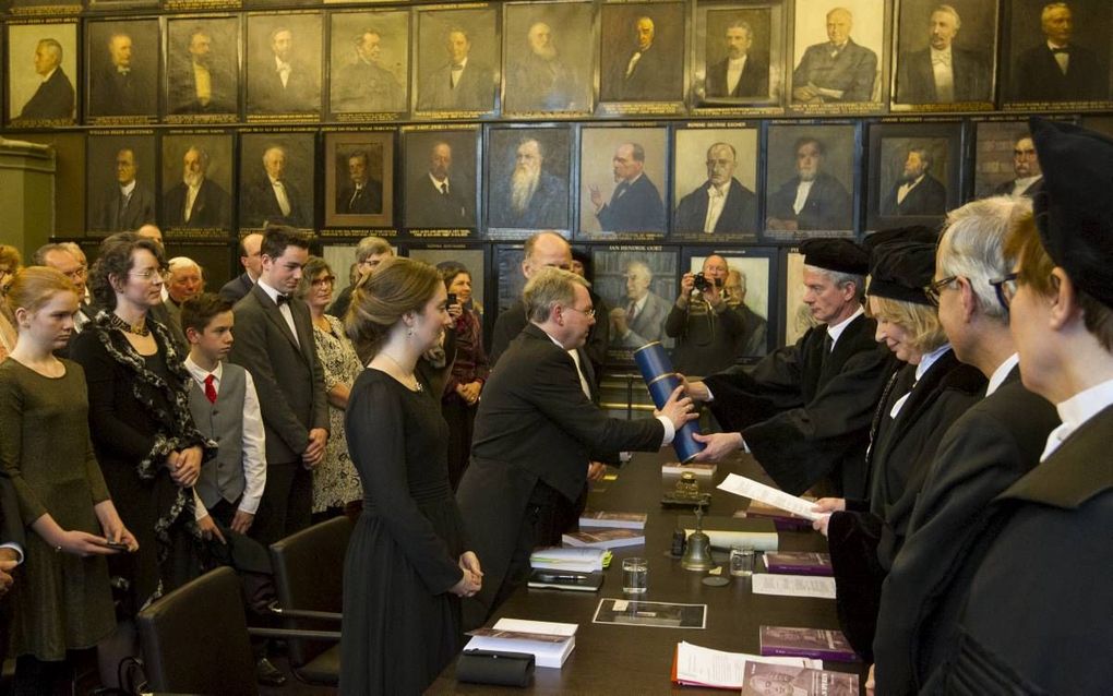 LEIDEN. In de Senaatszaal van het Academiegebouw van de Universiteit Leiden verdedigde ds. W. Peene (Kootwijkerbroek) donderdagmiddag zijn dissertatie over Josua van Iperen. Promovendus ds. Peene werd bijgestaan door twee paranimfen, ds. P. J. den Admiran