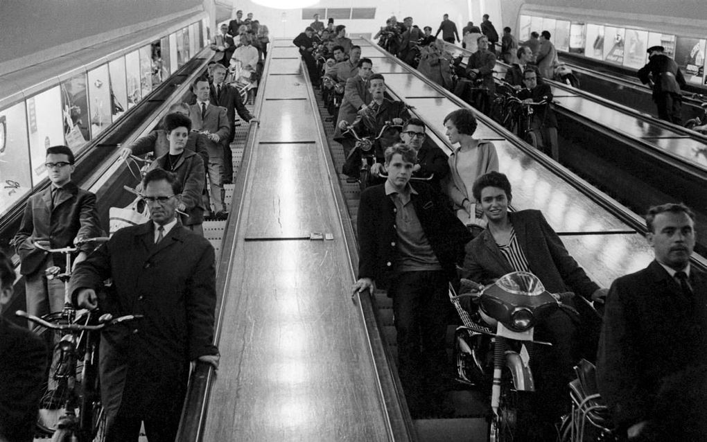 Voor de komst van de metro in 1968 was het extreem druk op de roltrappen van de Maastunnel. beeld Aart Klein, Nederlands Fotomuseum