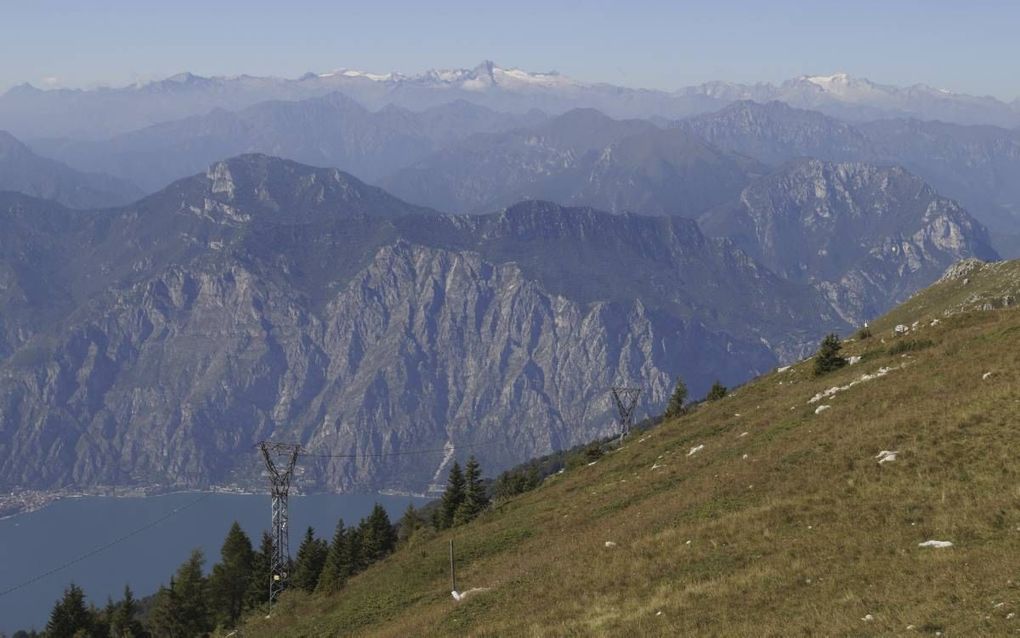 Torri del Benaco met op de achtergrond de Monte Baldo. beeld Corina Schipaanboord