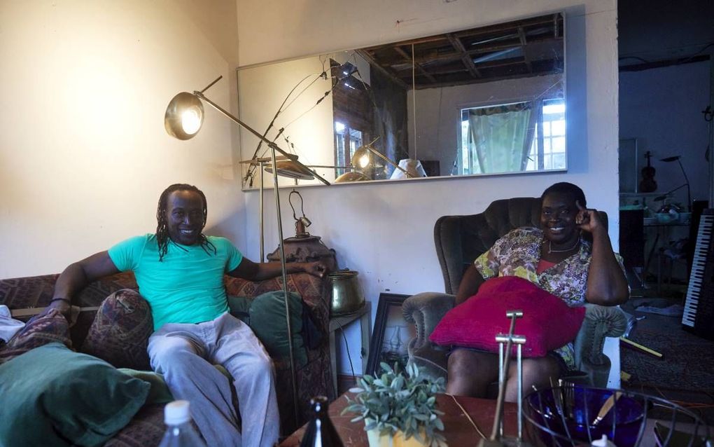 Broer en zus Denny en Gerda Vreds in hun ouderlijk huis in Paramaribo. beeld Jaco Klamer