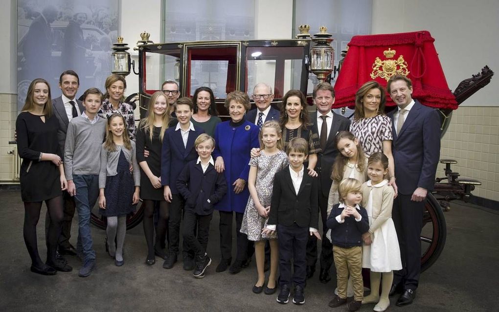 Prinses Margriet en prof. mr. Pieter van Vollenhoven poseerden met hun kinderen en kleinkinderen voor de Gala Glas Berline, de koets die ze op 10 januari 1967 gebruikten bij hun bruiloft. Dat gebeurde ter gelegenheid van hun 50-jarig huwelijksjubileum. be