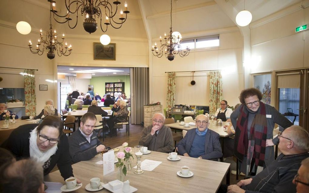 Directeur Cokky de Visser (r) in gesprek met Elspeters tijdens de koffiepauze van de dagactiviteiten in activiteitencentrum Oranjehof in Elspeet. beeld RD, Henk Visscher