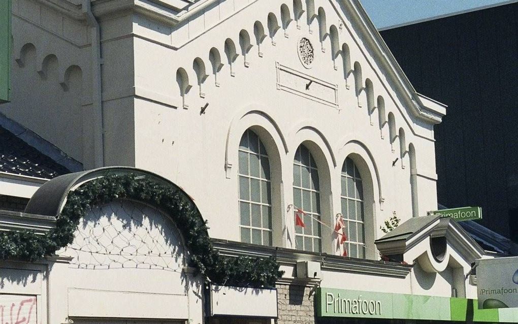 De voormalige synagoge in Zaandam, nu een belwinkel. Ds. J. Visser van de protestantse Noorderkerk zou graag zien dat het vroegere bedehuis weer een „huis van verbinding” wordt. beeld Reliwiki