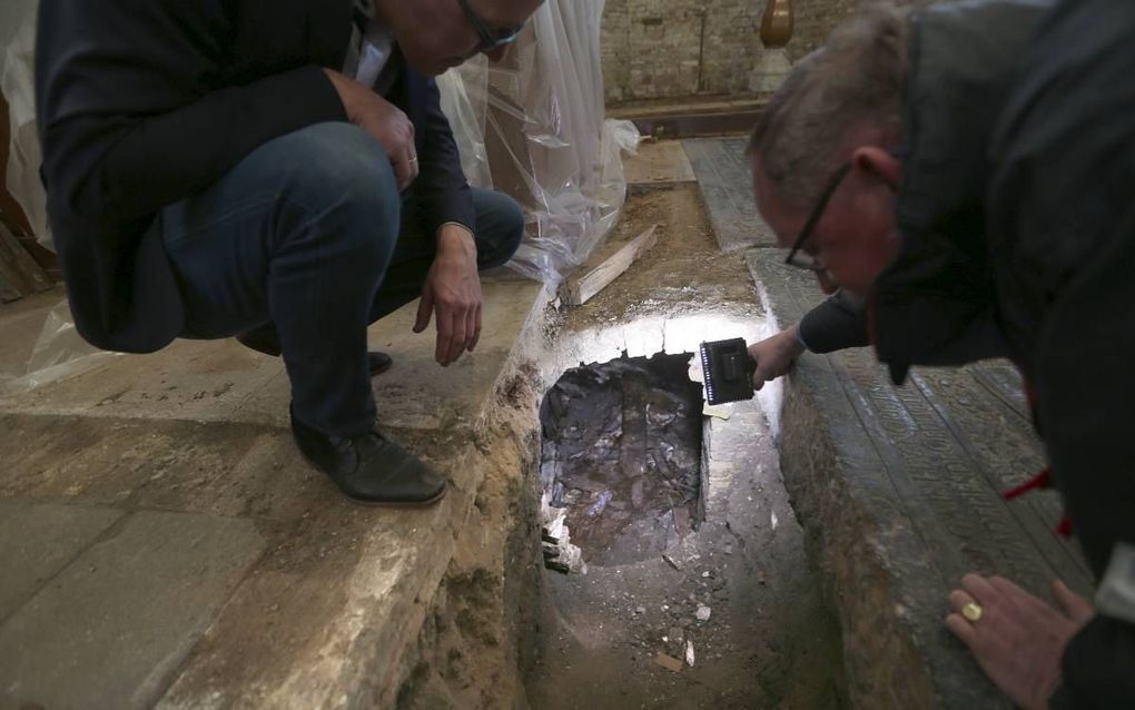 De onlangs ontdekte kelder in de kerk van het Friese Schettens, bij Bolsward, met daarin de skeletten van vier personen. beeld Catrinus van der Veen