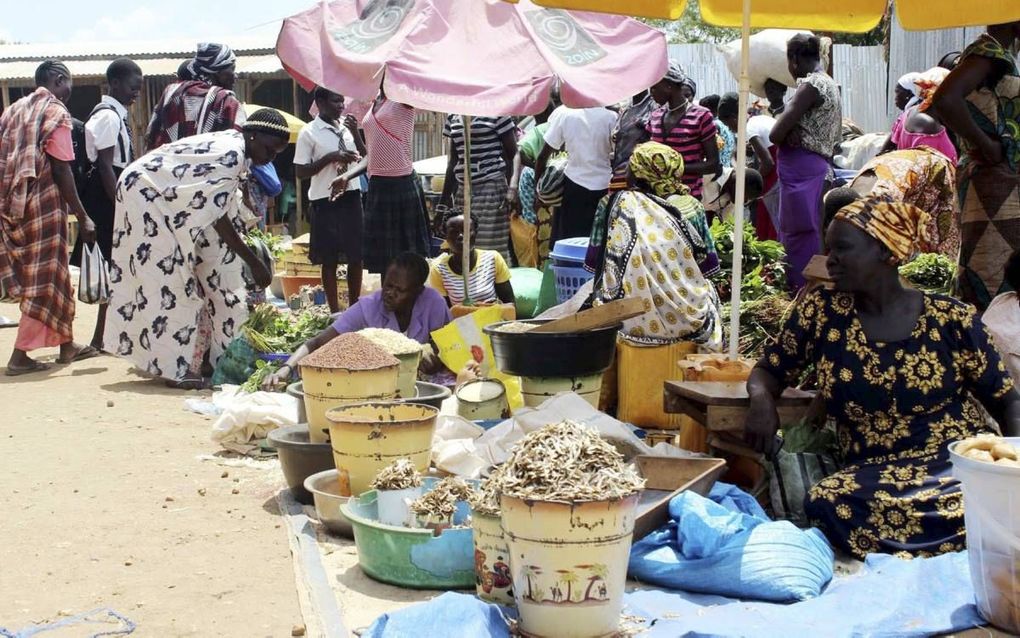 Markt in de Zuid-Sudanese hoofdstad Juba, september vorig jaar. De voedselprijzen zijn de afgelopen maanden enorm gestegen, en voor velen onbetaalbaar geworden.  beeld EPA, Philip Dhil