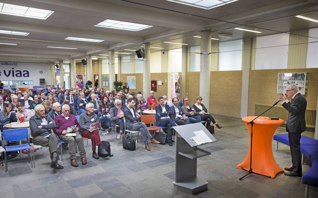 Ds. H. Russcher (achter de katheder) was donderdag een van de sprekers tijdens een symposium over Bijbelvertalingen. beeld RD, Henk Visscher