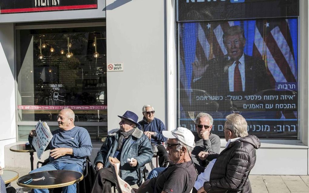 TEL AVIV. Israëliërs volgden gisteren de inauguratie van Trump op de voet in Tel Aviv. beeld AFP