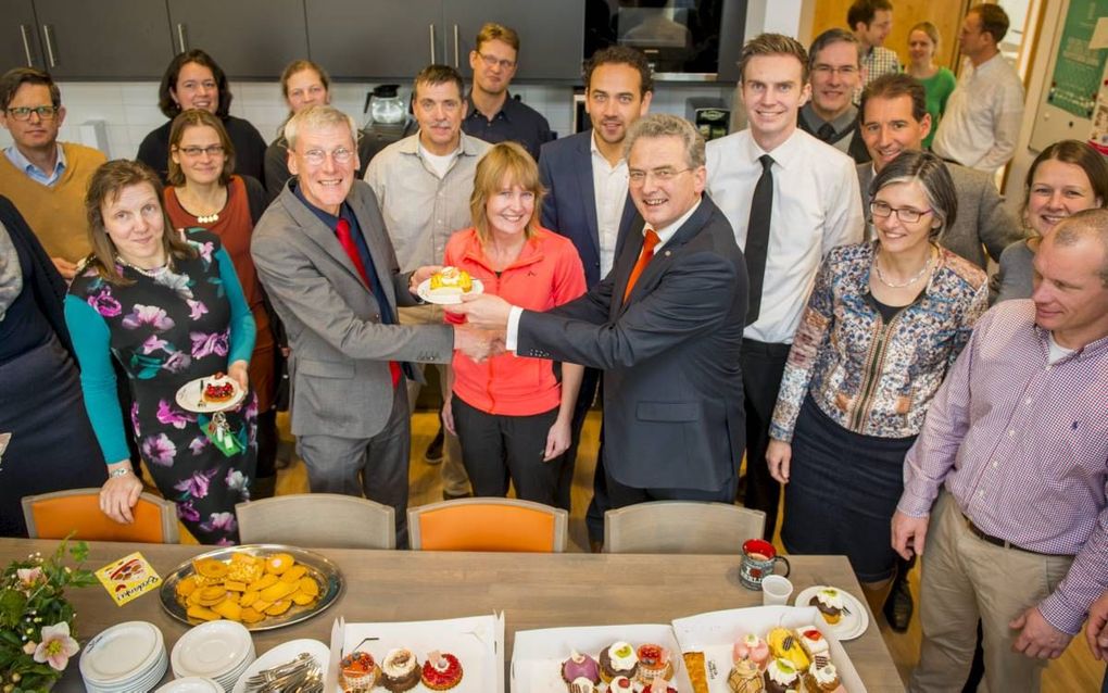 Ook het Driestar College in Leiden vierde vanmorgen feest. Deze school kreeg van weekblad Elsevier, samen met Jenaplan-school Metameer in Boxmeer, het predikaat “beste school van het land”. Vandaar dat SGP-Kamerlid Bisschop aan locatiedirecteur G. Snoep g