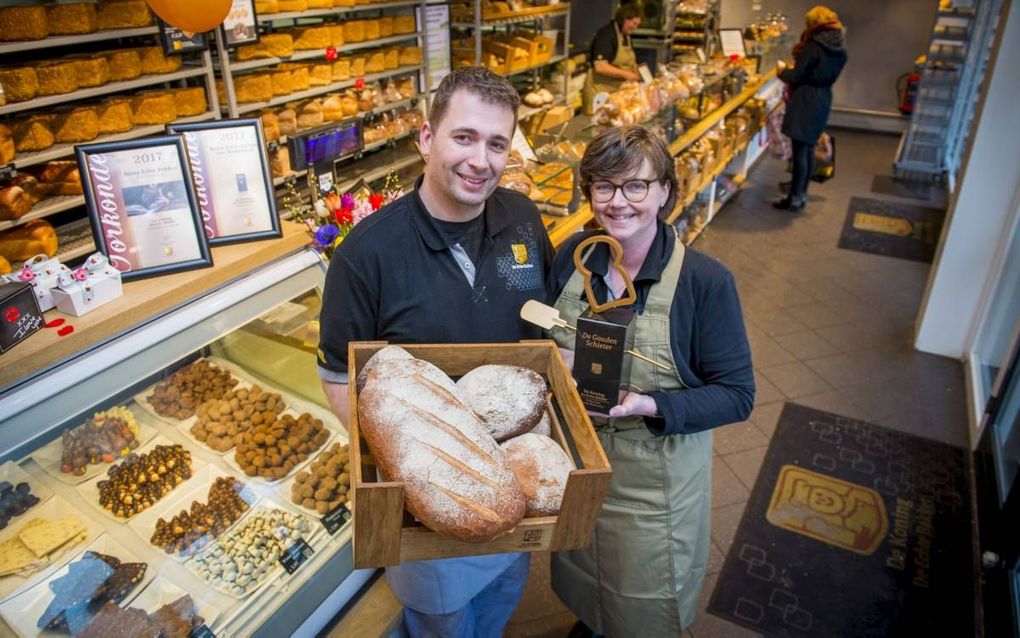 PUTTERSHOEK. Een zeldzame ziekte zette het leven van Heleen en Alwin de Koning op zijn kop, maar de nieuwe koers die ze insloegen, leverde hun het predicaat Beste Winkel 2017 van het Echte Bakkersgilde op. beeld Cees van der Wal