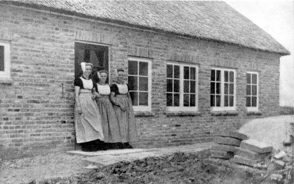 Noodboerderij aan de Haneveltweg 2 in Middelburg met in de deuropening Mie, Corrie en Martien de Visser. beeld  ”De Walcherse noodboerderijen en gedenkstenen in wederopbouwboerderijen”