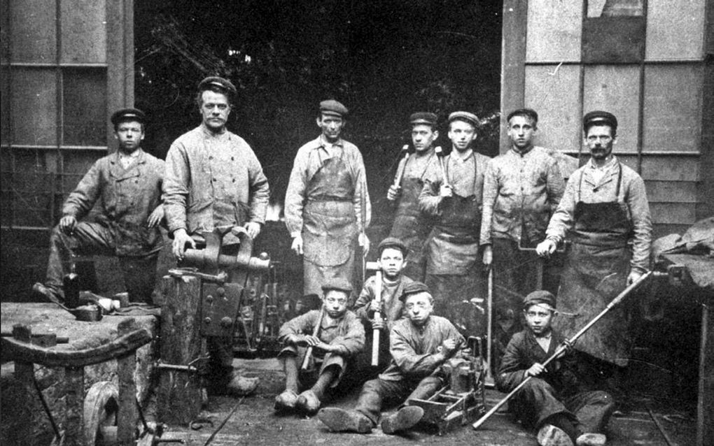 SCHIEDAM. De Vereenigde Glasfabrieken N.V. nam in de vorige eeuw de ene na de andere Schiedamse concurrent over. Foto: personeel van glasfabriek De Schie, gelieerd aan jeneverfabrikant De Kuyper. Deze fabriek werd in 1923 ingelijfd. beeld Gemeentearchief
