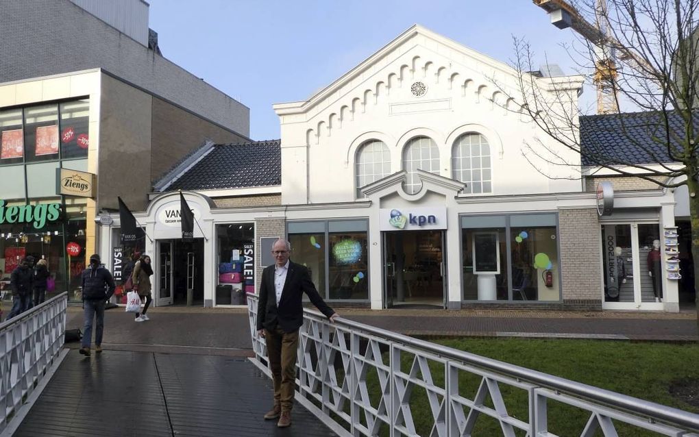 Ds. Sjaak Visser voor de voormalige synagoge in Zaandam. beeld RD