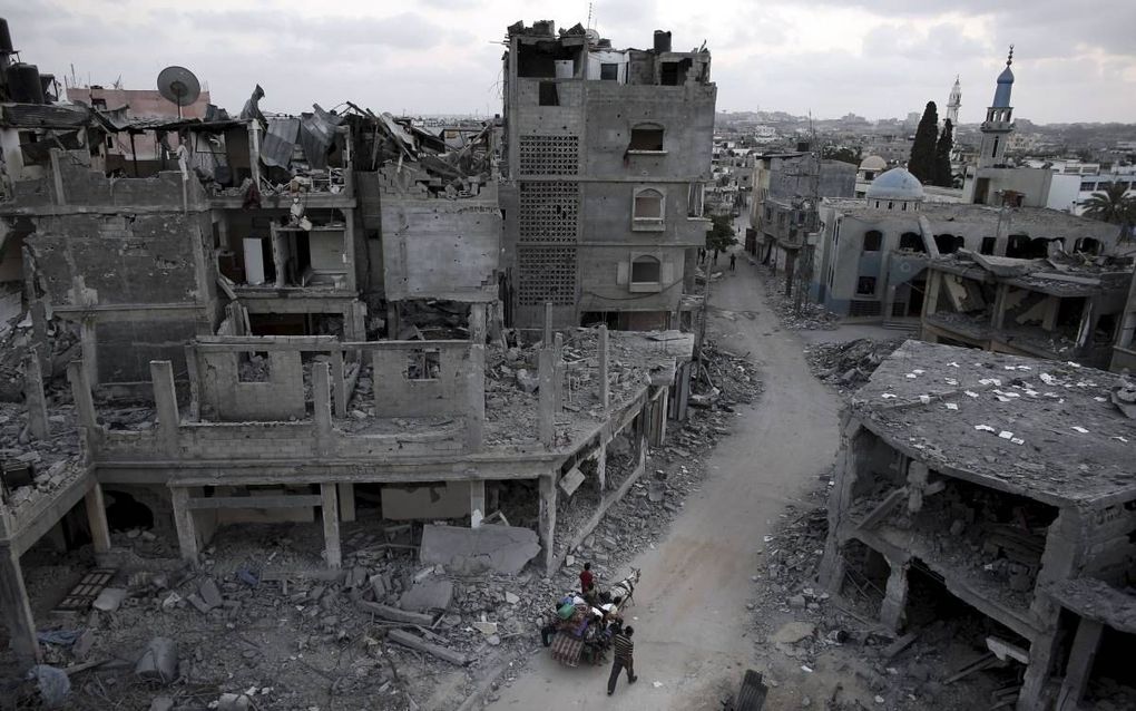 Inwoners van Gaza verlieten in 2014 hun woningen die in puin lagen.  beeld AFP, Thomas Coex