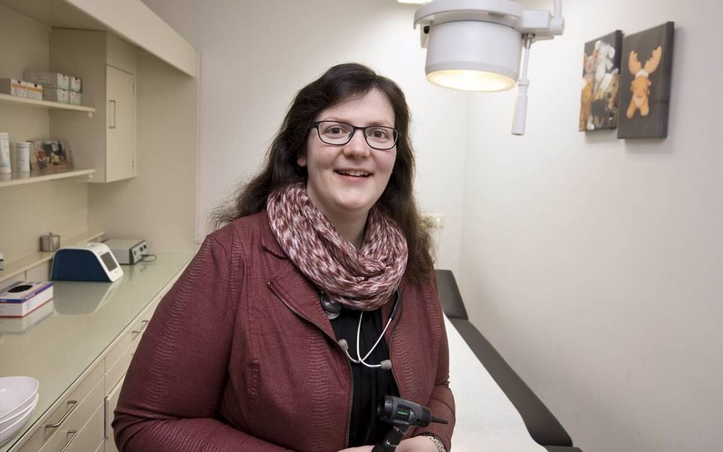 Een vrouwelijke huisarts; daar zijn bijna alle patiënten al lang aan gewend, denkt Jacoline de Groot, huisarts in Zuid-Beijerland. Zij nam de praktijk over van een klassieke dorpsdokter en kreeg uitsluitend positieve reacties. beeld Dirk Hol