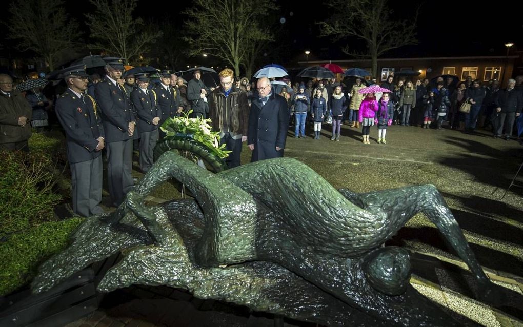 NIEUWE-TONGE. Wethouder F. J. Tollenaar en Erwin Guijt plaatsten gisteravond een krans tijdens de herdenking bij het monument in Nieuwe-Tonge dat herinnert aan de watersnood die de zuidwestelijke delta op 1 februari 1953 trof. beeld Wim van Vossen