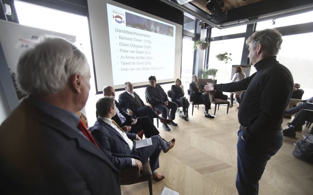 STELLENDAM. „Hoe gaat het volgens u met de vis in de Noordzee, goed of slecht?” De Thoolse visser Job Schot (r), voorman van actiegroep Eendracht Maakt Kracht, wilde tijdens het visserijdebat in Stellendam hom of kuit van de politici. Zittend vlnr: De Bat