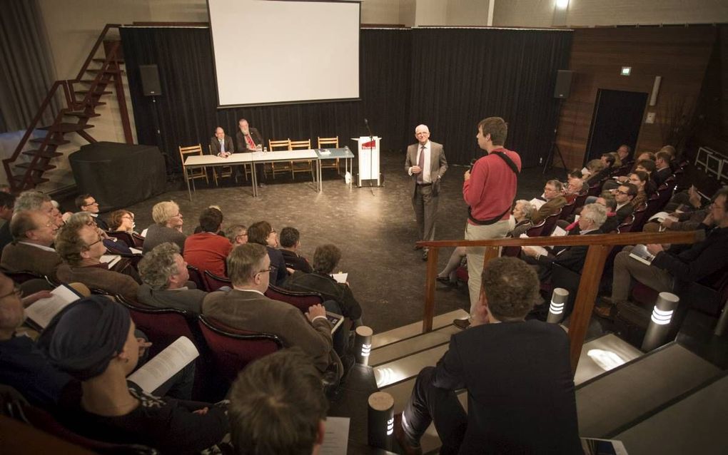 Panelgesprek tijdens de presentatie van het boek ”Ontvouwen”, vrijdag in de Thomaskerk in Amsterdam. Achter de tafel: dr. T. T. J. Pleizier en prof. dr. M. Sarot. Staande in het midden: dr. H. de Leede. beeld Eran Oppenheimer