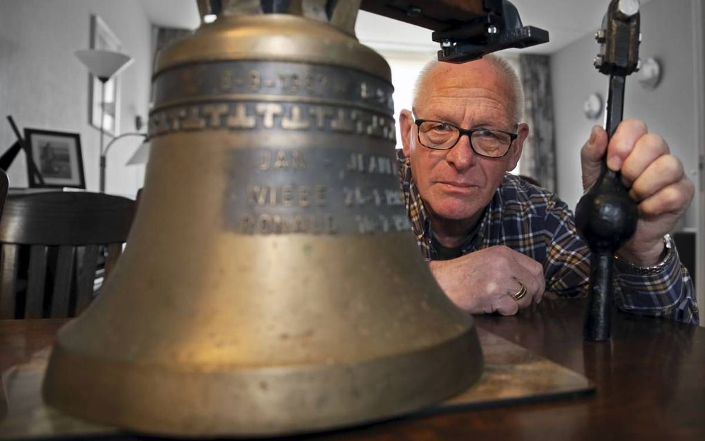 Luidklokkenexpert Kuipers vindt dat kerkelijke en burgerlijke gemeenten respectvoller moeten omgaan met het bronzen erfgoed in onze vaderlandse kerktorens.  beeld Eelco Kuiken