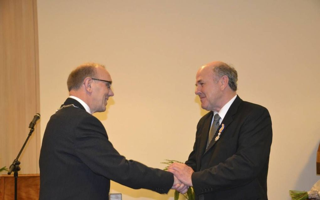 Gerrit van Veldhuisen kreeg woensdag een koninklijke onderscheiding uit handen van locoburgemeester Sinke van de gemeente Reimerswaal. beeld RD