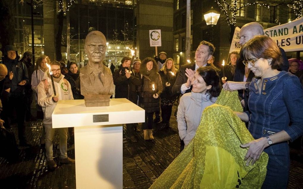 De Kamerleden (v.l.n.r.) Bosman (VVD), Ouwehand (PvdD), Smaling (SP) en Dik (ChristenUnie), onthulden gisteravond bij het Kamergebouw in Den Haag een van kolen gemaakt borstbeeld van minister Kamp (Economische Zaken). Greenpeace bood een petitie aan met 1