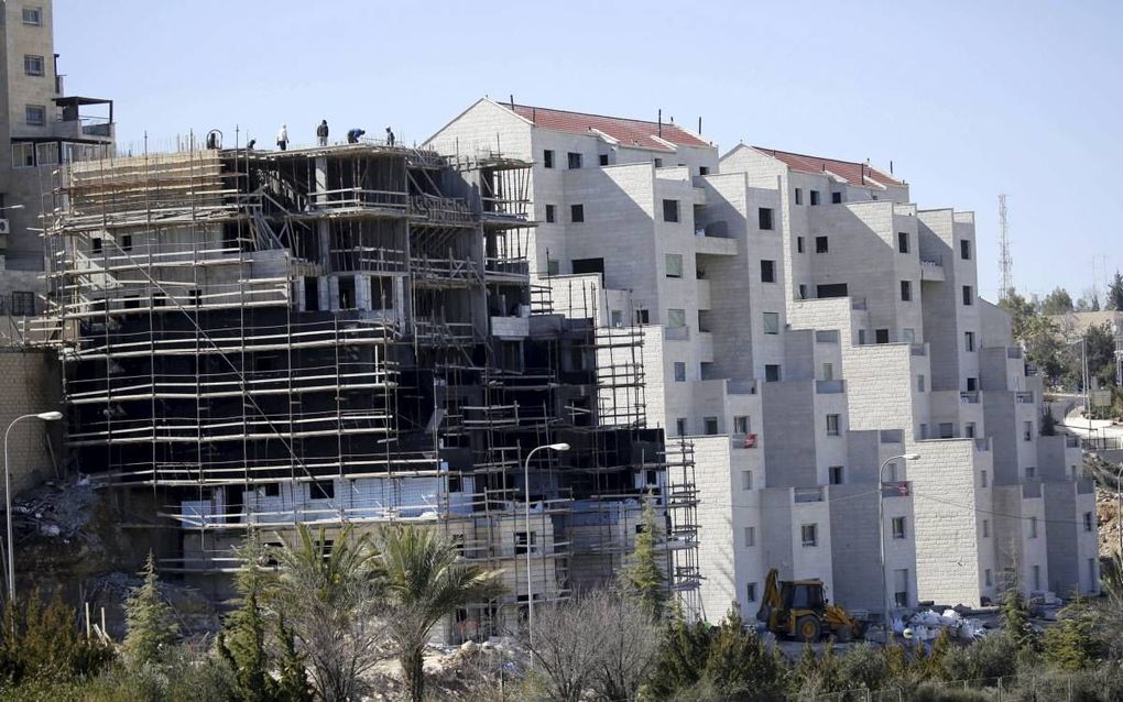 Bouwwerkzaamheden in de Joodse nederzetting Kiryat Arba, op de Westelijke Jordaanoever, bij Hebron. beeld EPA, Abed Al Haslhamoun