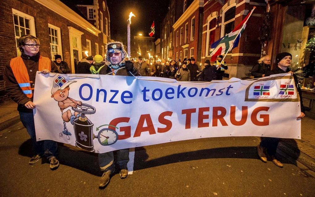 Verontruste Groningers liepen gisteren mee in een fakkeloptocht door het centrum van de Groningse hoofdstad om hun stem te laten horen tegen de gaswinning in de provincie door de NAM. beeld ANP, Ferdy Damman