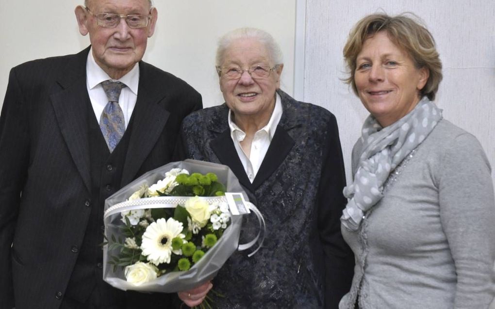 Burgemeester Westerlaken van Lopik (r.) bezocht het echtpaar Cluistra ter gelegenheid van hun 60-jarig huwelijk. beeld Leo Bennis