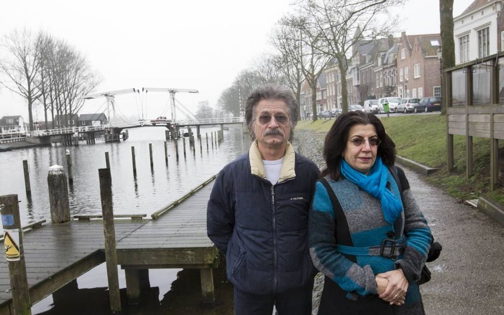 Fahima Popal (r.) en Bahman Khalafi voeren een handtekeningactie voor een zelfstandig Weesp. beeld RD, Anton Dommerholt